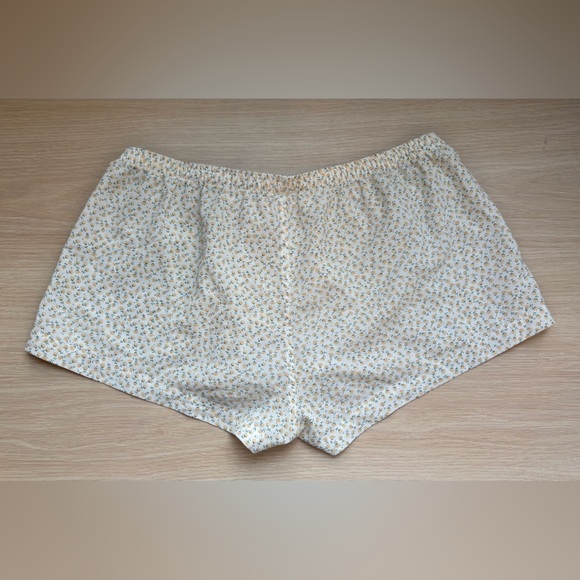 Brandy Melville Cream Floral Women Shorts - Picture 2 of 2